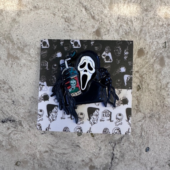 Ghost Face enamel pin with drink - Picture 5 of 5